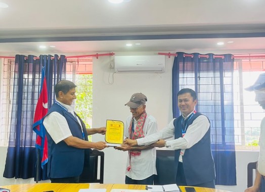 मिति २०८३ साल साउन ०७ गते कार्यालयका कर्मचारीहरुको नियमित बैठक तथा IMT (Employ of the Month) अन्तर्गत जेष्ठ र असार महिनामा उत्कृत कार्यसम्पादन गर्ने कर्मचारीहरुमा जेष्ठको खरिदार सविन वि.क. र असार महिनाको कार्यालय सहयोगी प्रेमचन्द्र काफ्लेलाई घोषणा गरियो ।