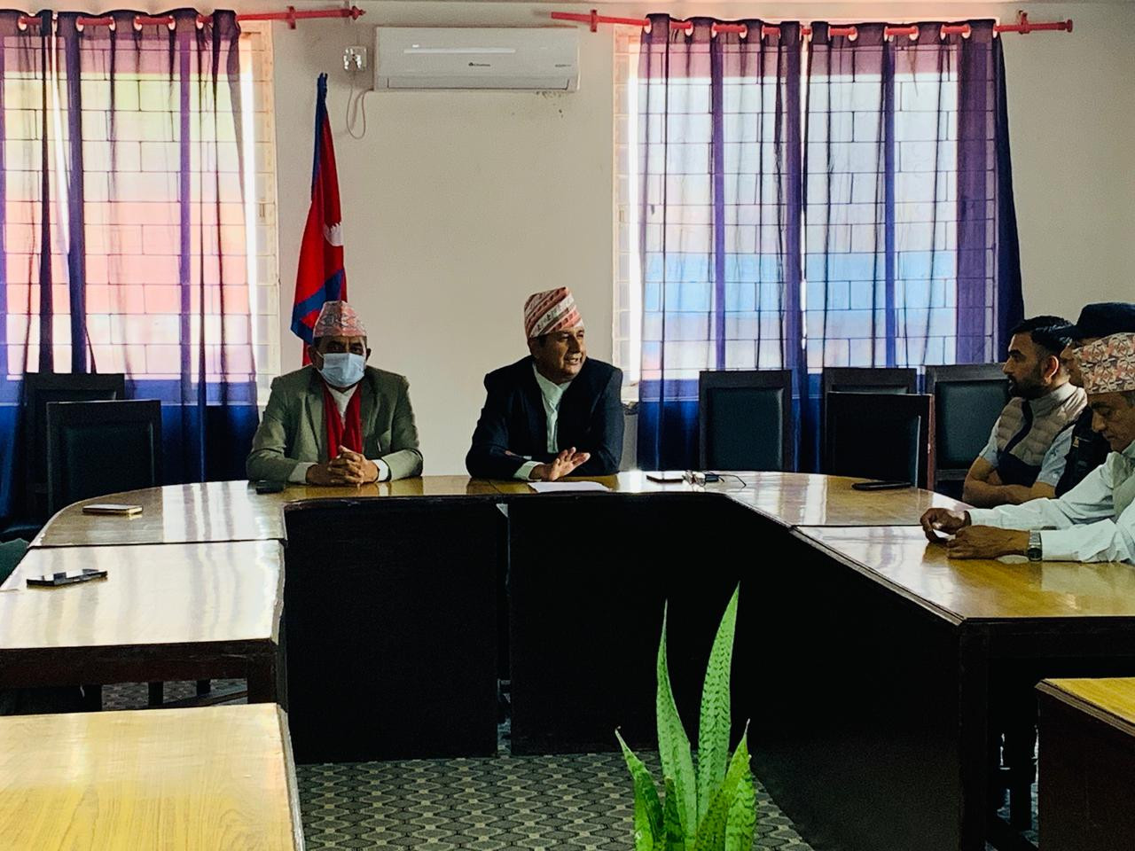 आज मिति २०८२ चैत्र २५ गते प्रमुख जिल्ला अधिकारी श्री बासुदेव दाहालको अध्यक्षतामा भएको लागु औषध नियन्त्रणका लागि सुरक्षा निकाय र सरोकारवाला निकायबीच भएको समन्वय बैठक बसेको ।